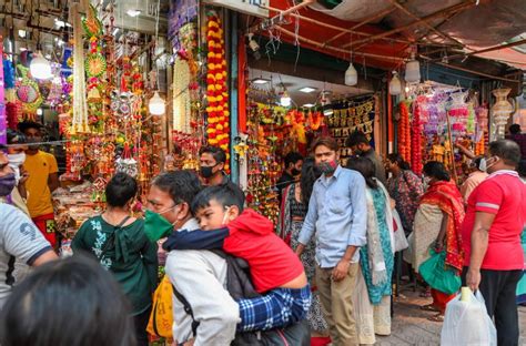 Photos: Delhi's clogged Sadar Bazaar a recipe for COVID disaster | News ...