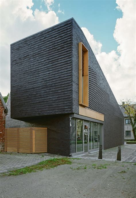 35 Cool Building Facades Featuring Unconventional Design Strategies | Brick architecture, Modern ...