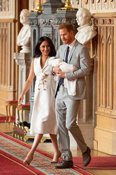 The Duke and Duchess of Sussex introducing their newborn Royal Baby Son ...