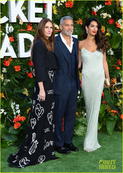 George & Amal Clooney Pose with Julia Roberts at 'Ticket to Paradise' Premiere!: Photo 4812829 ...