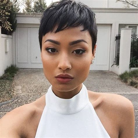 @thecutlife on Instagram: “Baddie! 😻 @micahgianneli via @oscaroscarsalons #pixiecut #b… | Short ...