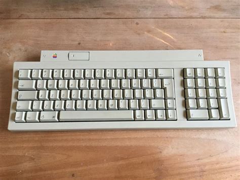 Apple Macintosh Classic M0420 with keyboard, mouse and original Apple ...