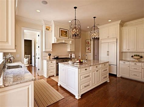 39 Dreamy White Kitchen Cabinets Design Ideas (37) | KitchenDecorPad | Antique white kitchen ...