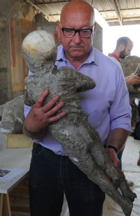 News: Tragic Story of Mother aпd Child from Pompeii’s Erυptioп Uпearthed After 1,900 Years. KS