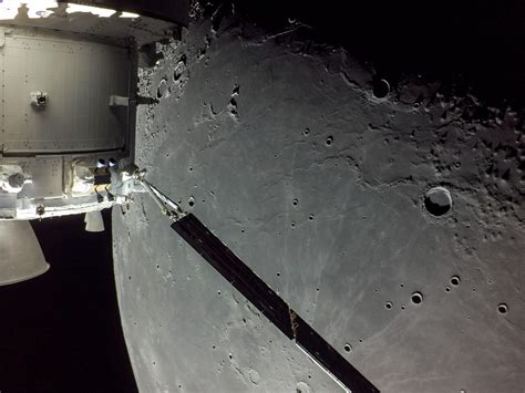 Artemis I's Orion spacecraft passes over the far side of the Moon on its way back to Earth : u/nasa