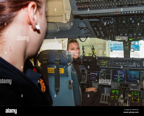 C 17 cockpit hi-res stock photography and images - Alamy