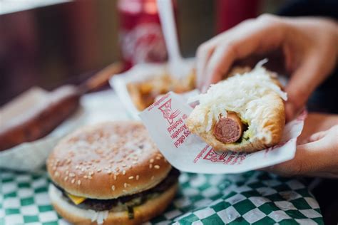 Montreal Pool Room : institution du hot-dog vapeur sur la Main - Tastet