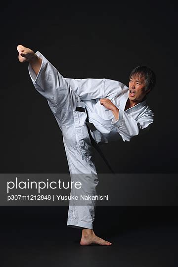 plainpicture - plainpicture p307m1212848 - Japanese karate master trai... - plainpicture/Score ...