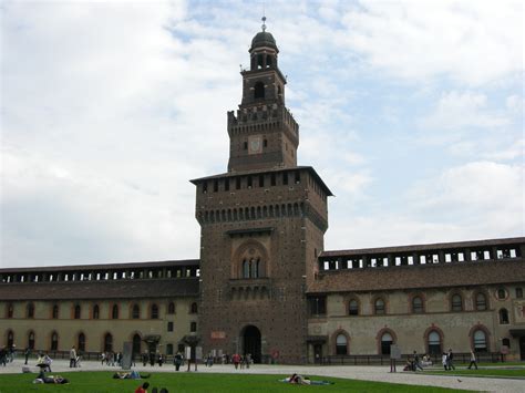 File:Castello Sforzesco (Milan) - Courtyard 00.JPG - Wikipedia