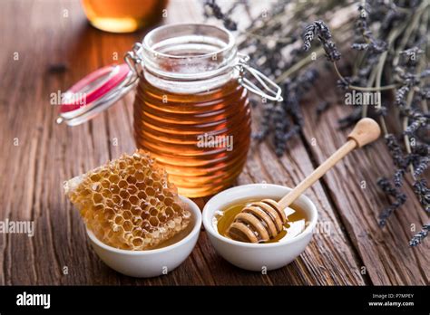 Jar of honey with honeycomb Stock Photo - Alamy