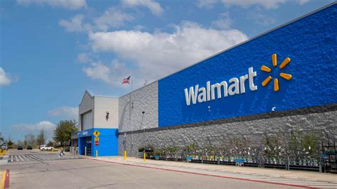 Why Walmart Is More Optimistic About 2023 Than Target