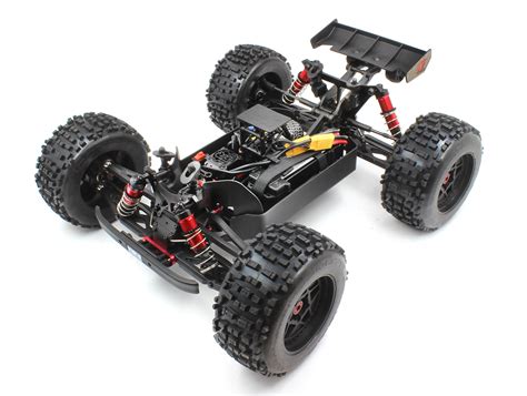 We Drive the ARRMA OUTCAST [REVIEW] - RC Car Action