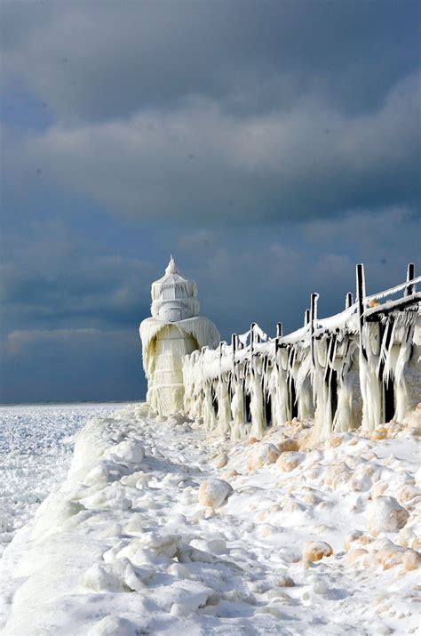 Frozen Lake Michigan Shatters And Creates Millions Of Surreal Shapes | DeMilked