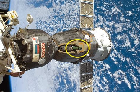 crewed spaceflight - How is the periscope port on Soyuz spacecraft ...