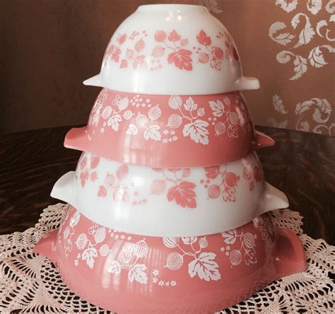 Pretty Pink Pyrex | Pyrex vintage, Pink pyrex, Pyrex patterns