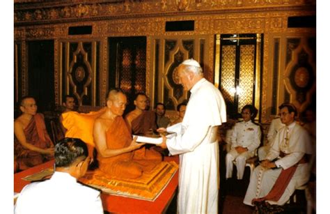 John Paul II visits Buddhist temple in Thailand @ TraditionInAction.org