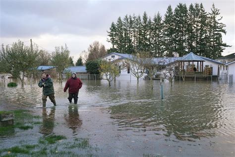 I-5 north of Seattle closed due to flooding - NewsLooks