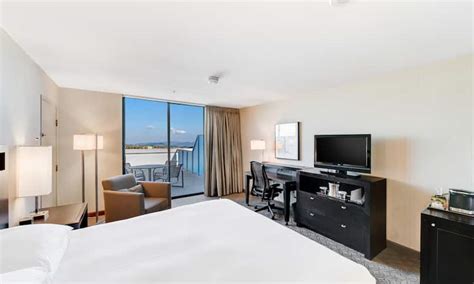 Rooms & Suites | Hilton Anaheim