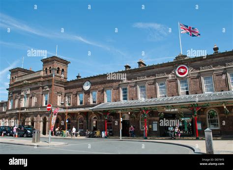 Chester railway station hi-res stock photography and images - Alamy