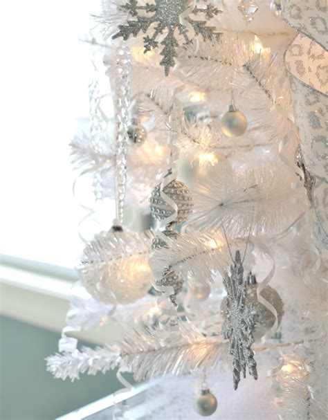 A Winter Wonderland Christmas Tree - Sand and Sisal