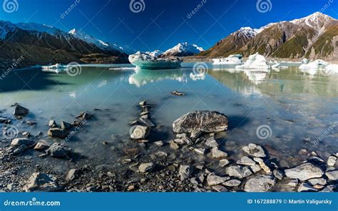 Tasman Glacier Lake with Icebergs and Mountains, Aoraki Mount Cook ...