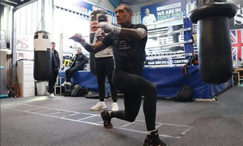 Photos: Conor Benn conducts open workout for media