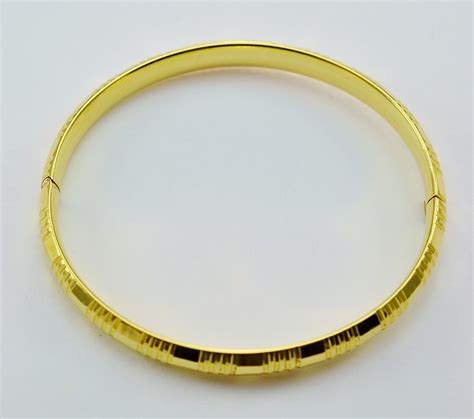 14K Solid Yellow Gold Ribbed Style Bangle Bracelet | Property Room