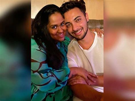 Arpita Khan Sharma's adorable picture with hubby Aayush Sharma is all things love | Hindi Movie ...