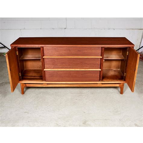 Mid-Century Modern Walnut Wood Sideboard For Sale at 1stDibs