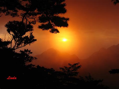 Huang Shan 黃山(Yellow Mountain) sun rise 3a | Glare series - … | Flickr