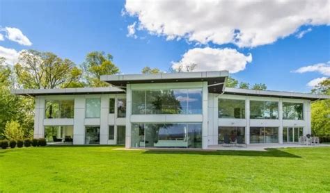 Aaron Rodgers Snaps Up $9.5 Million New Jersey Mansion