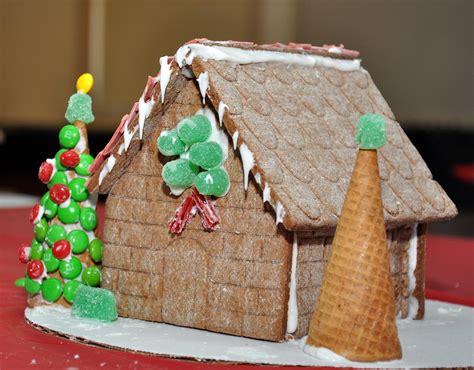 Brookfield residents to decorate gingerbread houses