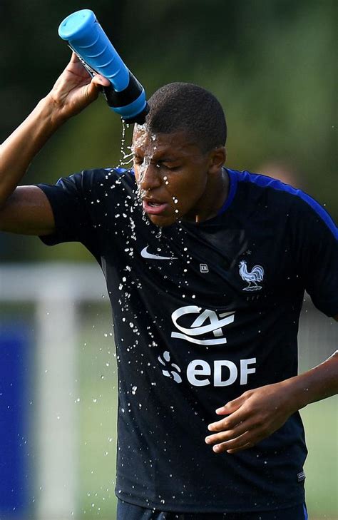 PSG transfer news: Kylian Mbappe loan, transfer fee, contract details ...