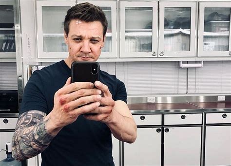 Does Jeremy Renner have tattoos?