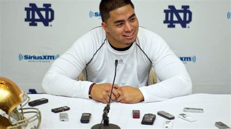 Manti Te'o receives standing ovation from Notre Dame Fighting Irish ...