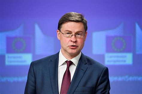 Chi è Valdis Dombrovskis, il falco di Riga che domina l'Europa