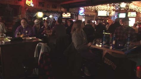 Bars open early for Vikings fans - Fox21Online