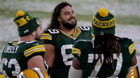 Green Bay Packers lose left tackle David Bakhtiari to knee injury