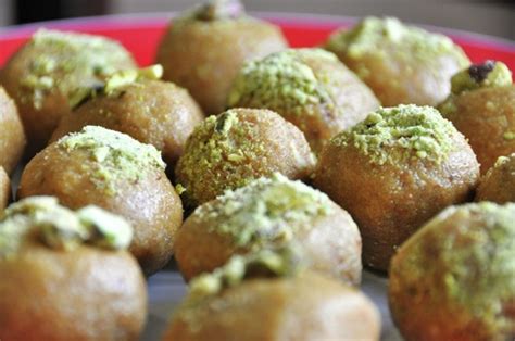 Besan ke Laddu - Rumbling Tummies