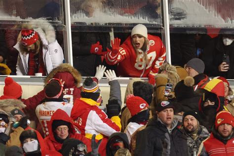 Taylor Swift Gave Away Item Of Clothing To Chiefs Fan On Saturday - The ...