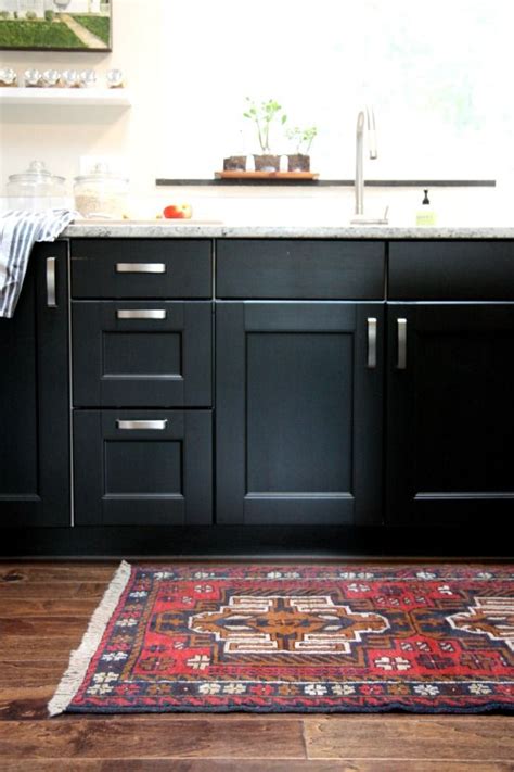 black-kitchen-cabinets-with-colorful-rug - Homedit