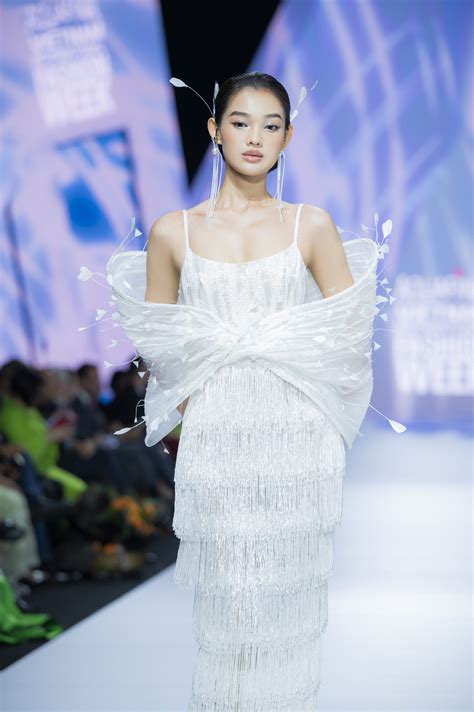 Lê Thanh Hòa mở màn Vietnam International Fashion Week - Heritage Vietnam Airlines