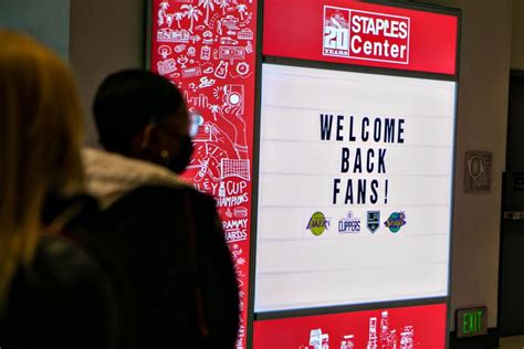 Exclusive: Lakers extend Staples Center lease for 20 years - Los ...