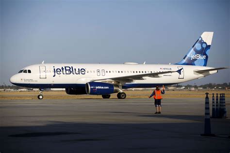 JetBlue Doubles Down After Family Kicked Off Flight Over Cake