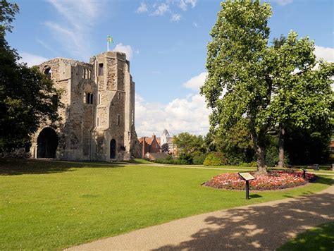 Newark Castle Gardens © David Dixon :: Geograph Britain and Ireland