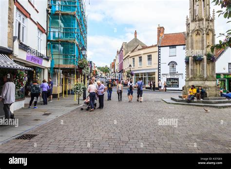 Glastonbury town centre somerset hi-res stock photography and images - Alamy