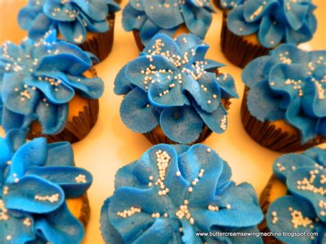 Buttercream and a Sewing Machine: Friday Night Treat/Tutorial: Frosting Flowers