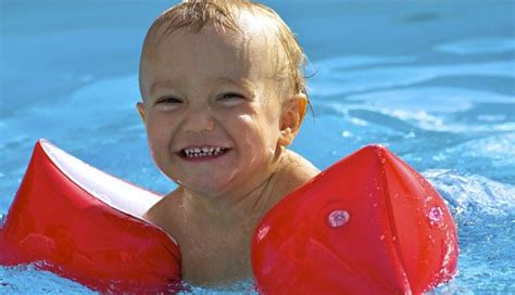 10 idées d’activités en plein air et de jeux d’eau pour toute la famille | Guigoz Pool Float ...