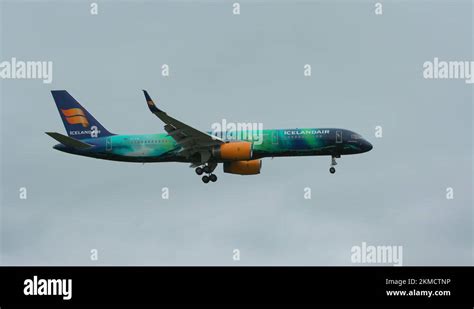 beautiful airplane icelandair boeing 757 hekla aurora livery slow ...