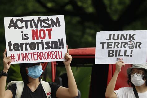 Philippines: Duterte signs controversial Anti-Terrorism Act into law - IFJ